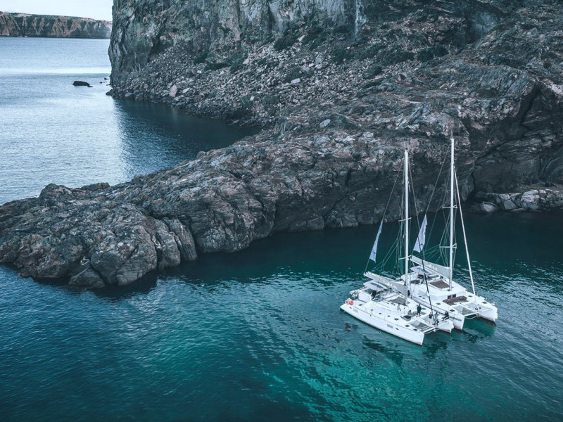 catamaran-cruises-in-santorini-island