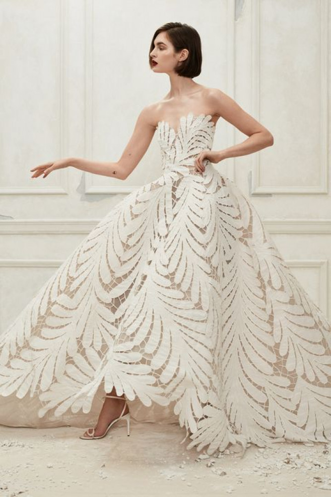 https://www.wherewedding.co.uk/uploads/vera-wang-queen-of-classic-elegance-and-modern-designs/galeria-vera-wang-queen-of-classic-elegance-and-modern-designs-gdzie-wesele-7242.jpeg